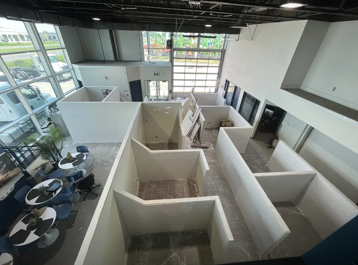Cloisons en gypse d'un local de bureaux commercial vu d'en haut