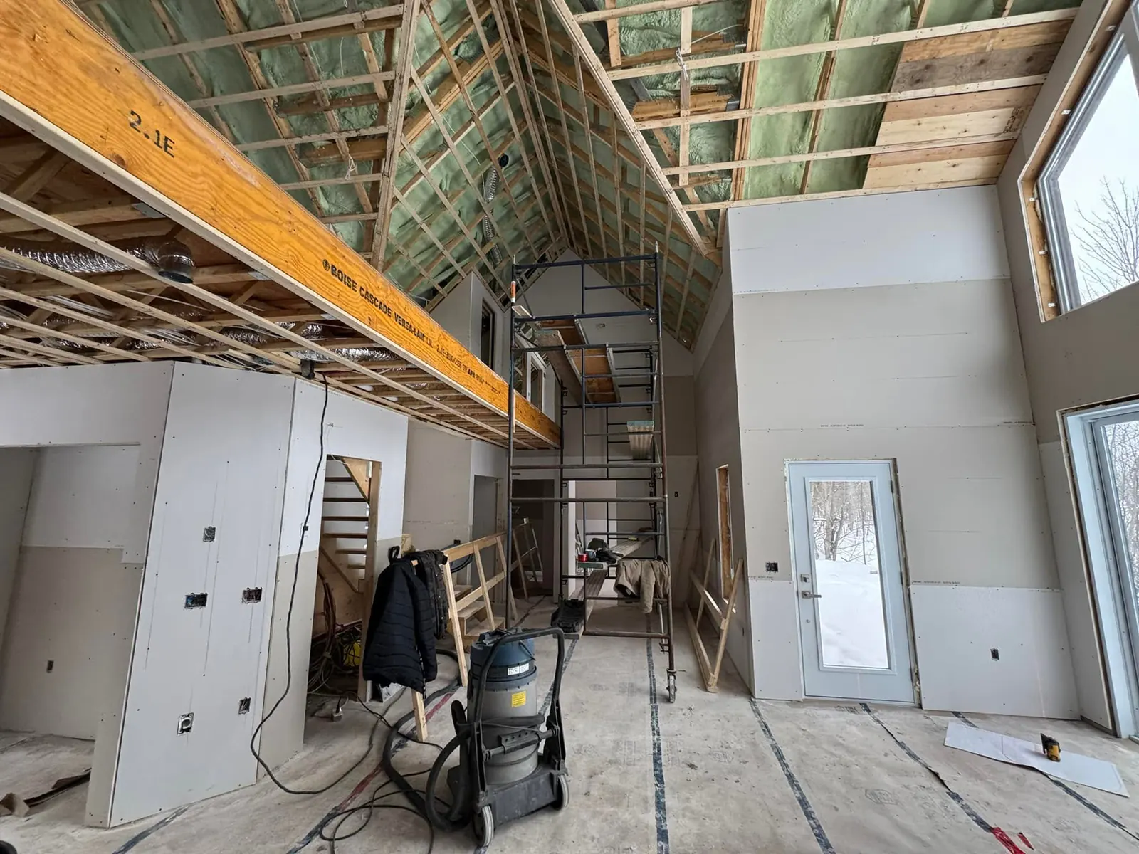 Aire ouverte d'une maison neuve avec murs en gypse et plafond cathédrale
