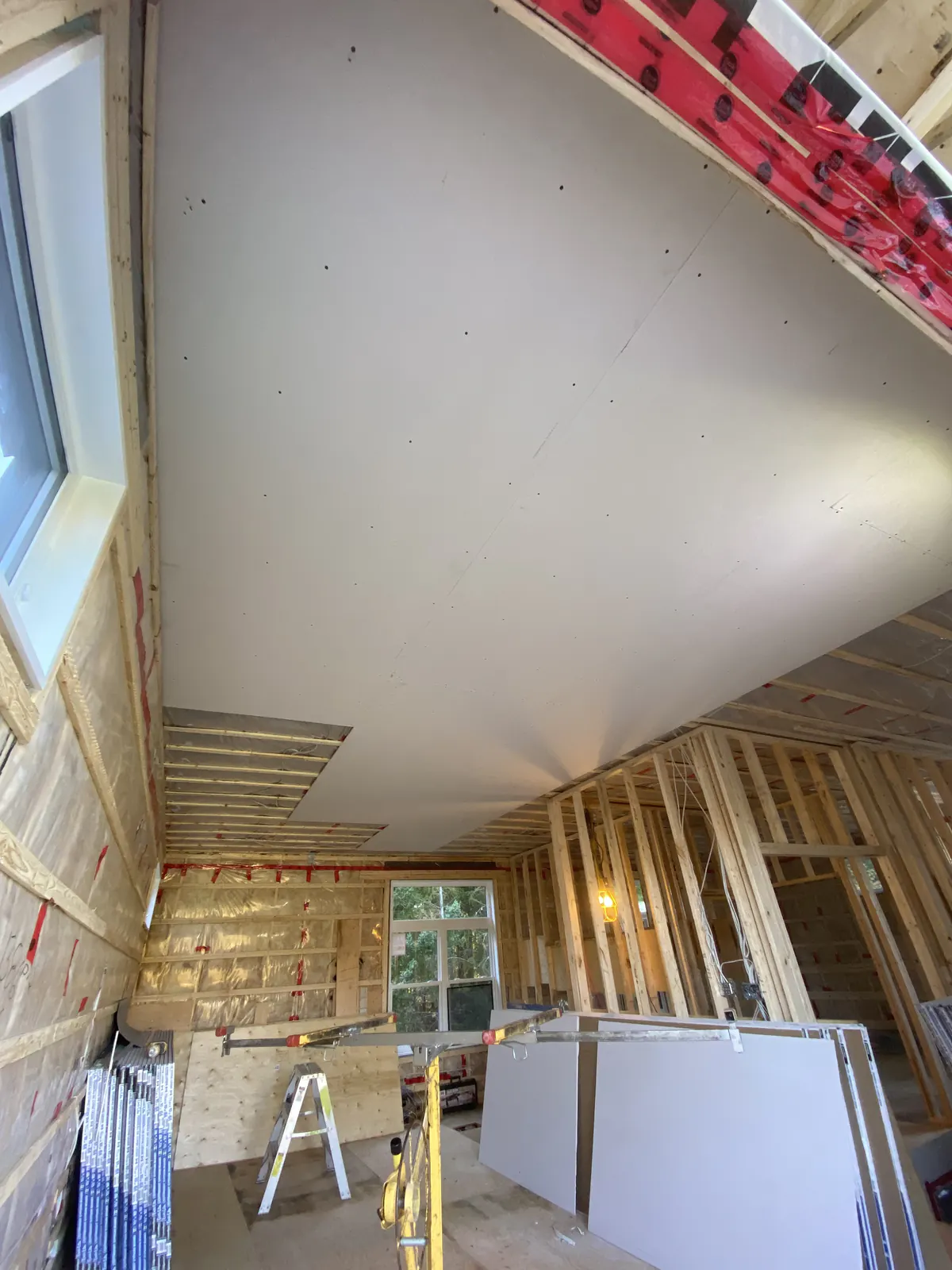 Plafond en gypse posé sur un chantier résidentiel