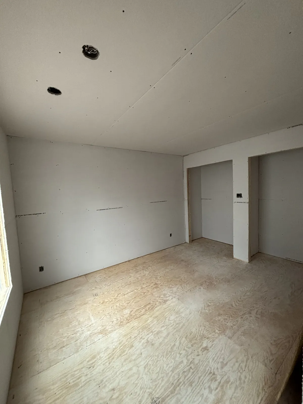 Murs et plafond d'une chambre recouverts de gypse